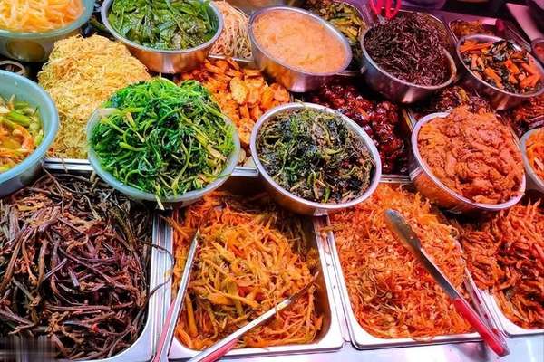 医生对70岁以上老年人的忠告(医生多次劝告：70岁以上老人，宁可喝粥吃馒头也别碰这4样！)