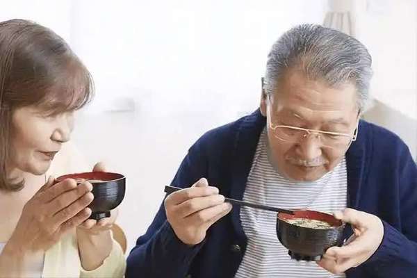 为什么年轻人得糖尿病的越来越多(为什么年轻人患糖尿病增多？医生：有这3种习惯趁早戒)