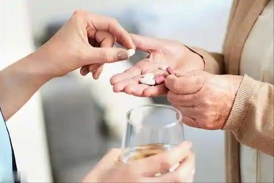 医生提醒65岁以上老人注意4件事(医生提醒：天冷时55岁以上老人吃他汀药要注意4个隐患)