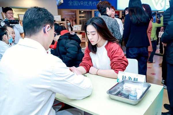 暖冬送温暖公益活动(暖冬送安康“暖菊润冬”公益活动在北京图书大厦启幕)