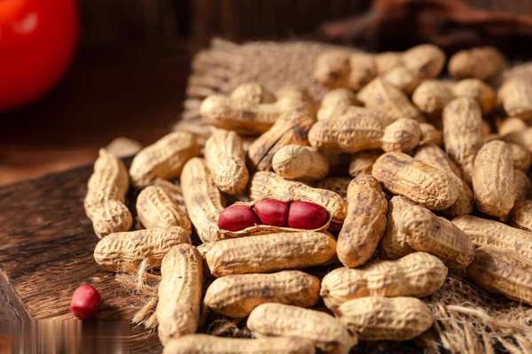 医生讲吃花生(医生调查：常吃花生，不久后肝脏可能出现这3个变化)