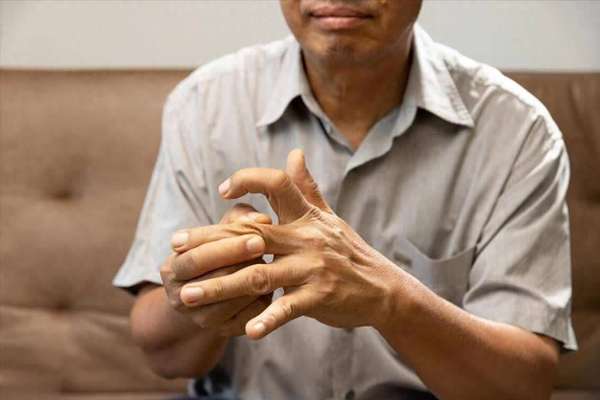 眼睛报警信号有哪些(眼睛是痛风“警报器”？有这几种异常，尿酸或已超标)