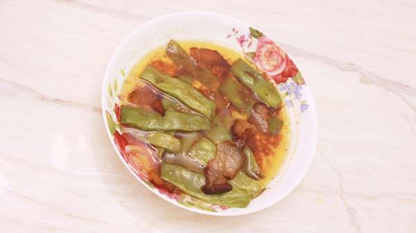 老年人千万不要吃隔夜菜(老年人不能吃隔夜菜？医生提醒：65岁以上的老人，饮食注意5件事)